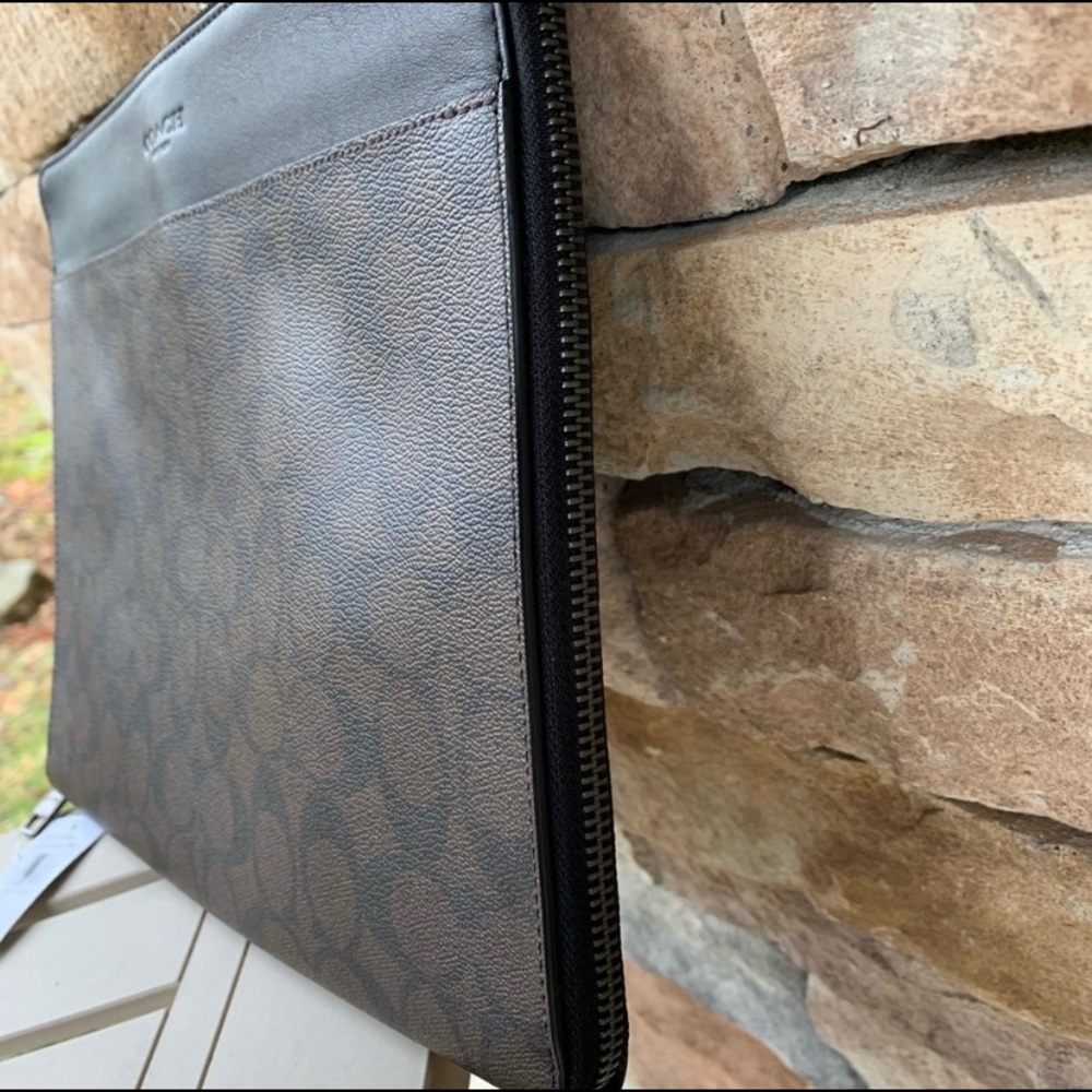⛔️SOLD⛔️Authentic Coach signature zip cs/Organizer - Picture 2 of 8